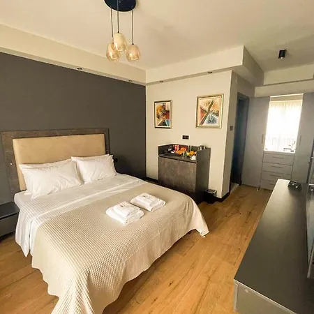 Living 4* سكوبجي